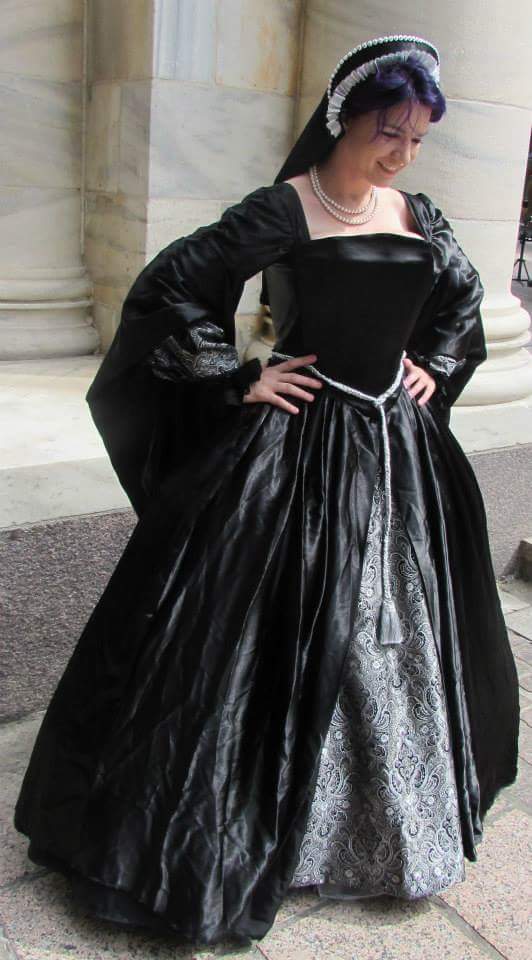 Tudor Gown Simplicity 2589