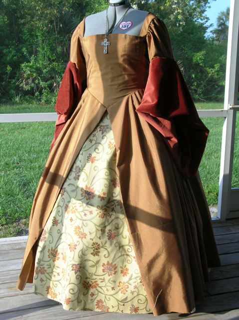 Tudor Gown Simplicity 2589